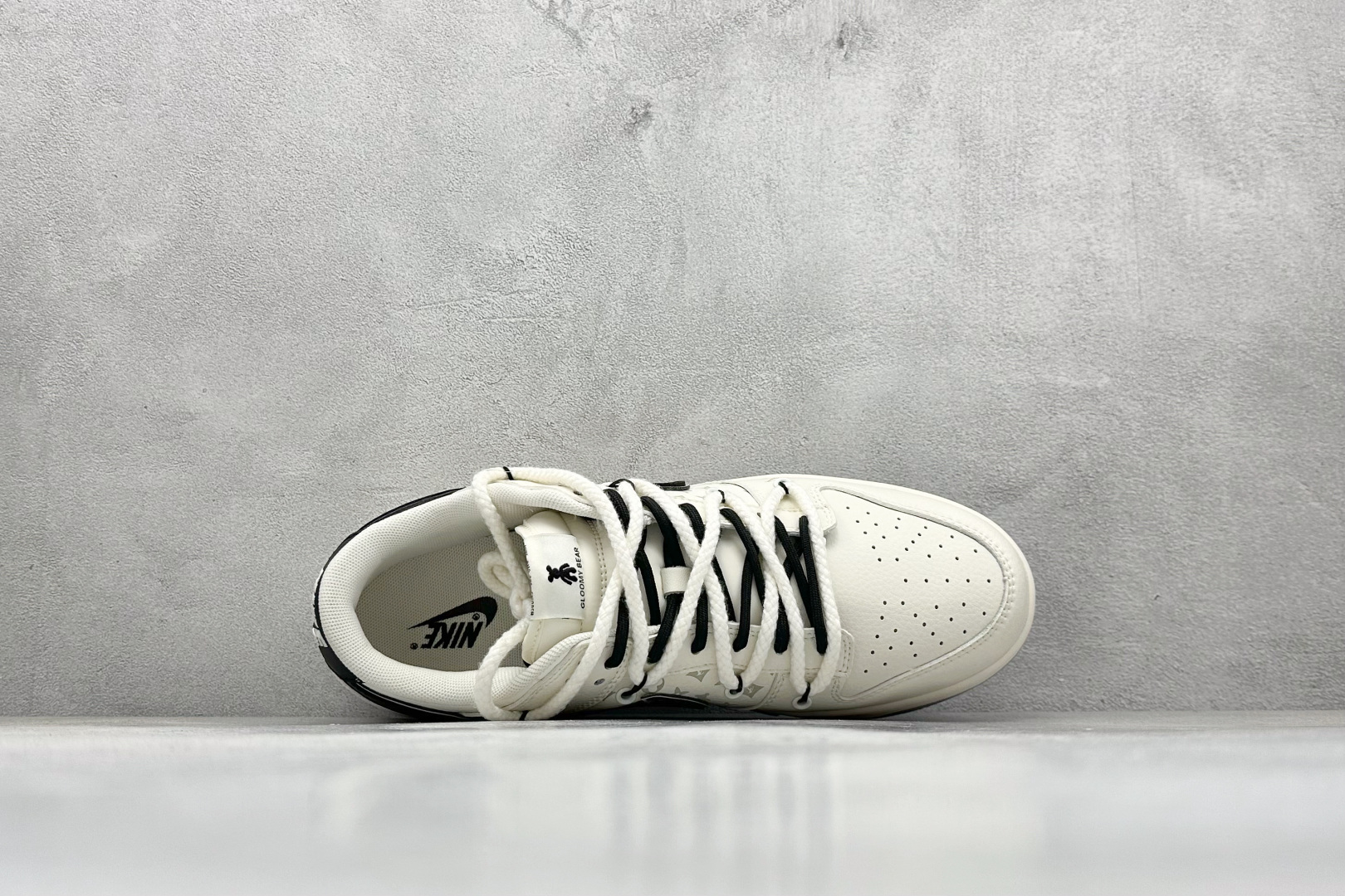 福利特价 放店私
Nk SB Dunk Low LV联名-灰金暴力熊 周年高端定制 低帮休闲板鞋
#定制
