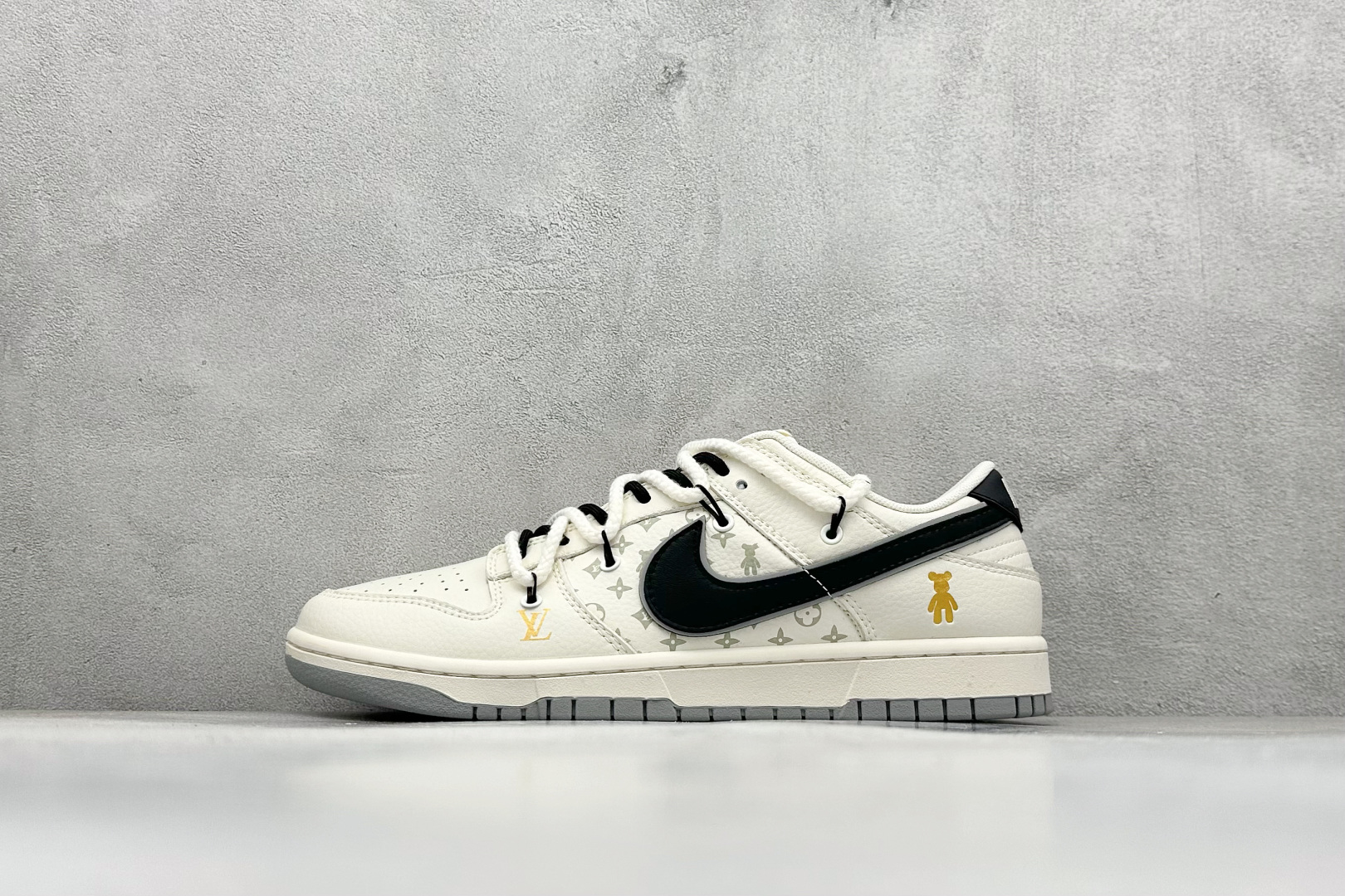 福利特价 放店私
Nk SB Dunk Low LV联名-灰金暴力熊 周年高端定制 低帮休闲板鞋
#定制