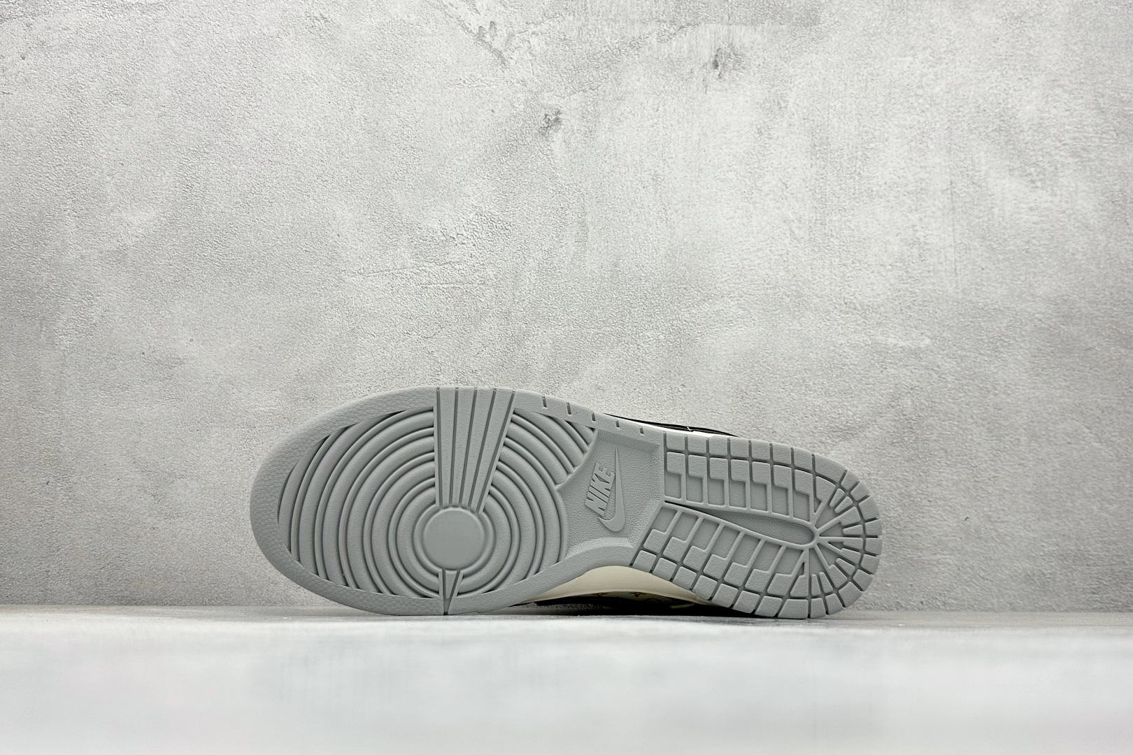 福利特价 放店私
Nk SB Dunk Low LV联名-灰金暴力熊 周年高端定制 低帮休闲板鞋
#定制