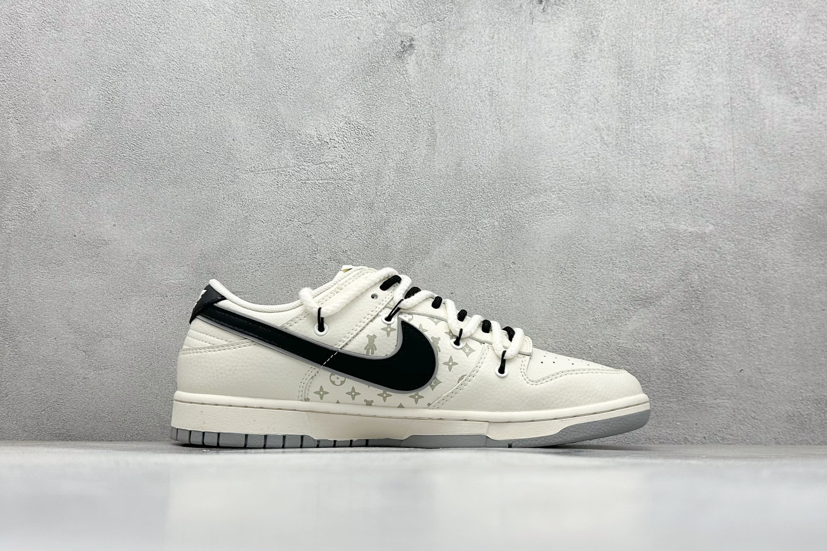 福利特价 放店私
Nk SB Dunk Low LV联名-灰金暴力熊 周年高端定制 低帮休闲板鞋
#定制