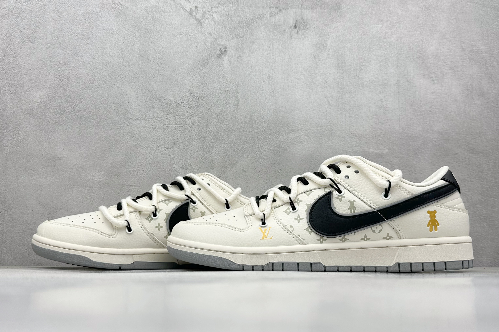 福利特价 放店私
Nk SB Dunk Low LV联名-灰金暴力熊 周年高端定制 低帮休闲板鞋
#定制