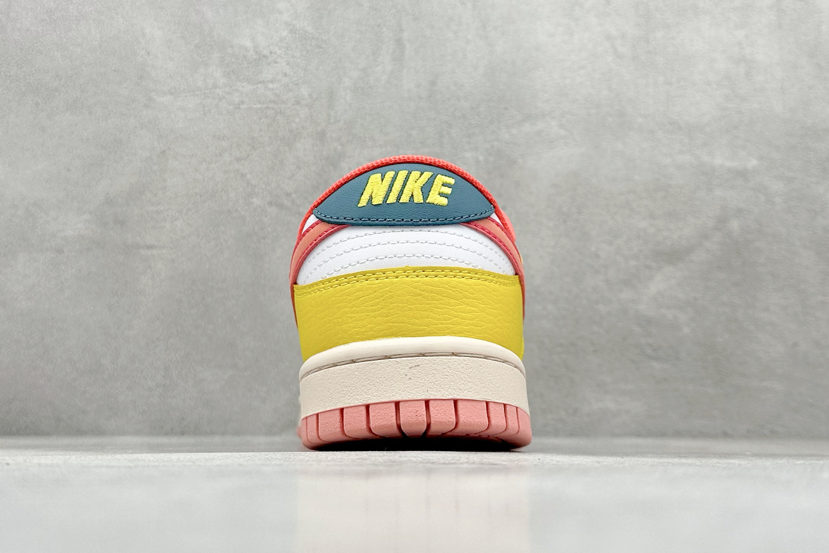 福利特价 放店私
Nk SB Dunk Low Pro 联名周年高端定制 低帮休闲板鞋
#定制鞋盒 大厂