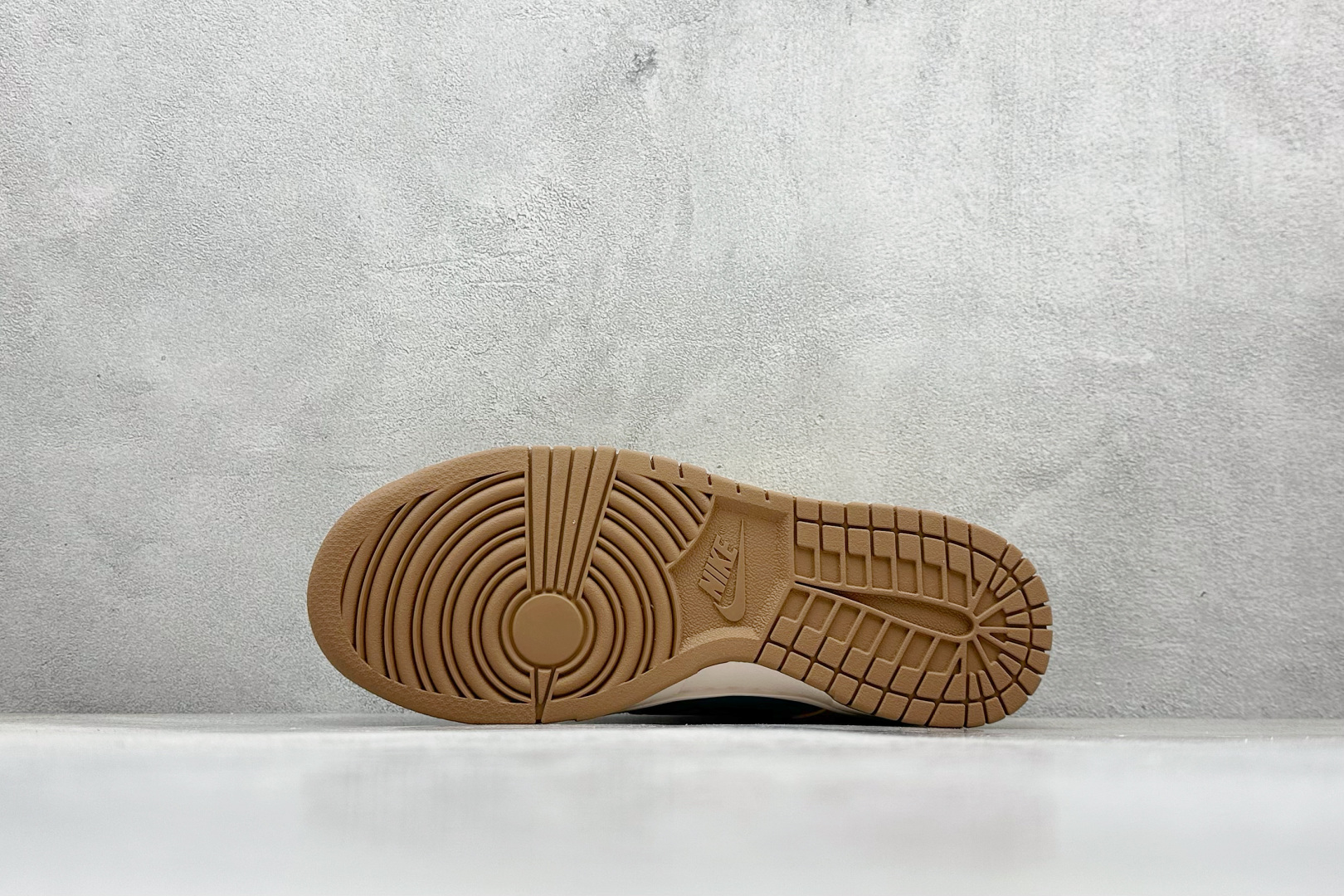 福利特价 放店私
Nk SB Dunk Low Pro 联名周年高端定制 低帮休闲板鞋
#定制鞋盒 大厂