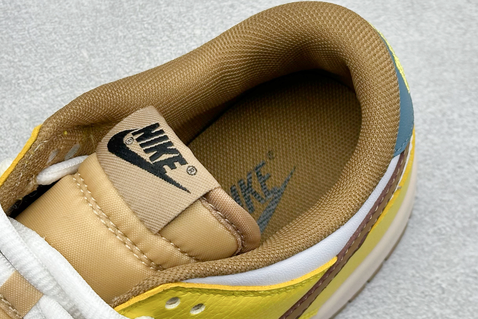 福利特价 放店私
Nk SB Dunk Low Pro 联名周年高端定制 低帮休闲板鞋
#定制鞋盒 大厂