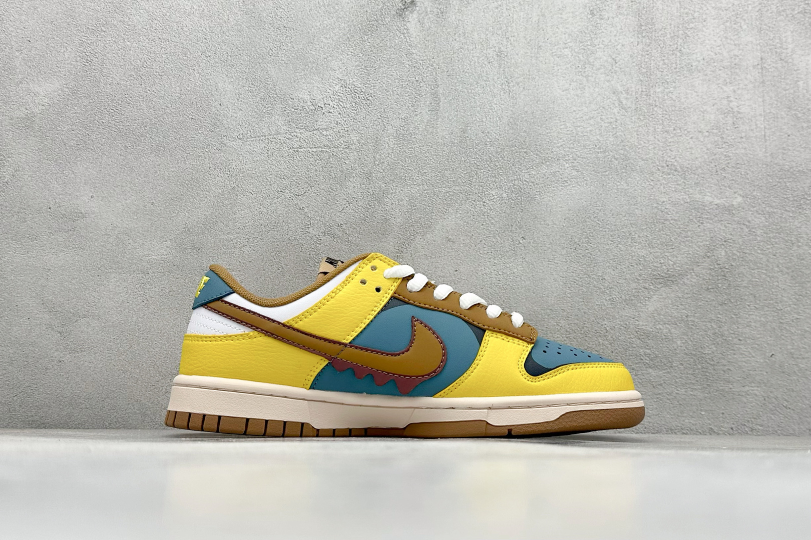 福利特价 放店私
Nk SB Dunk Low Pro 联名周年高端定制 低帮休闲板鞋
#定制鞋盒 大厂