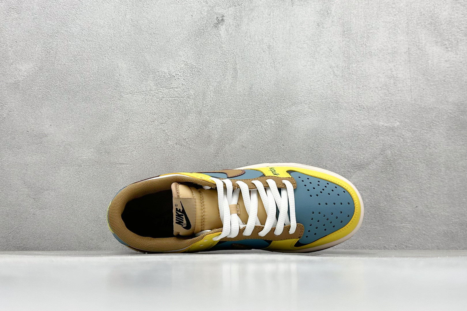 福利特价 放店私
Nk SB Dunk Low Pro 联名周年高端定制 低帮休闲板鞋
#定制鞋盒 大厂