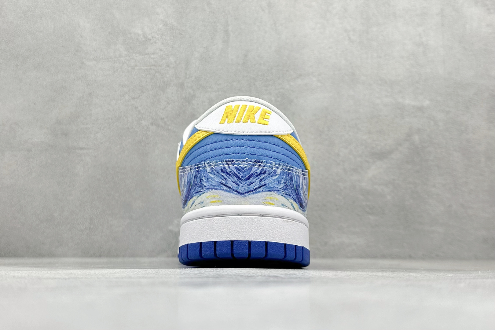 福利特价 放店私
Nk SB Dunk Low Pro 联名周年高端定制 低帮休闲板鞋
#定制鞋盒 大厂