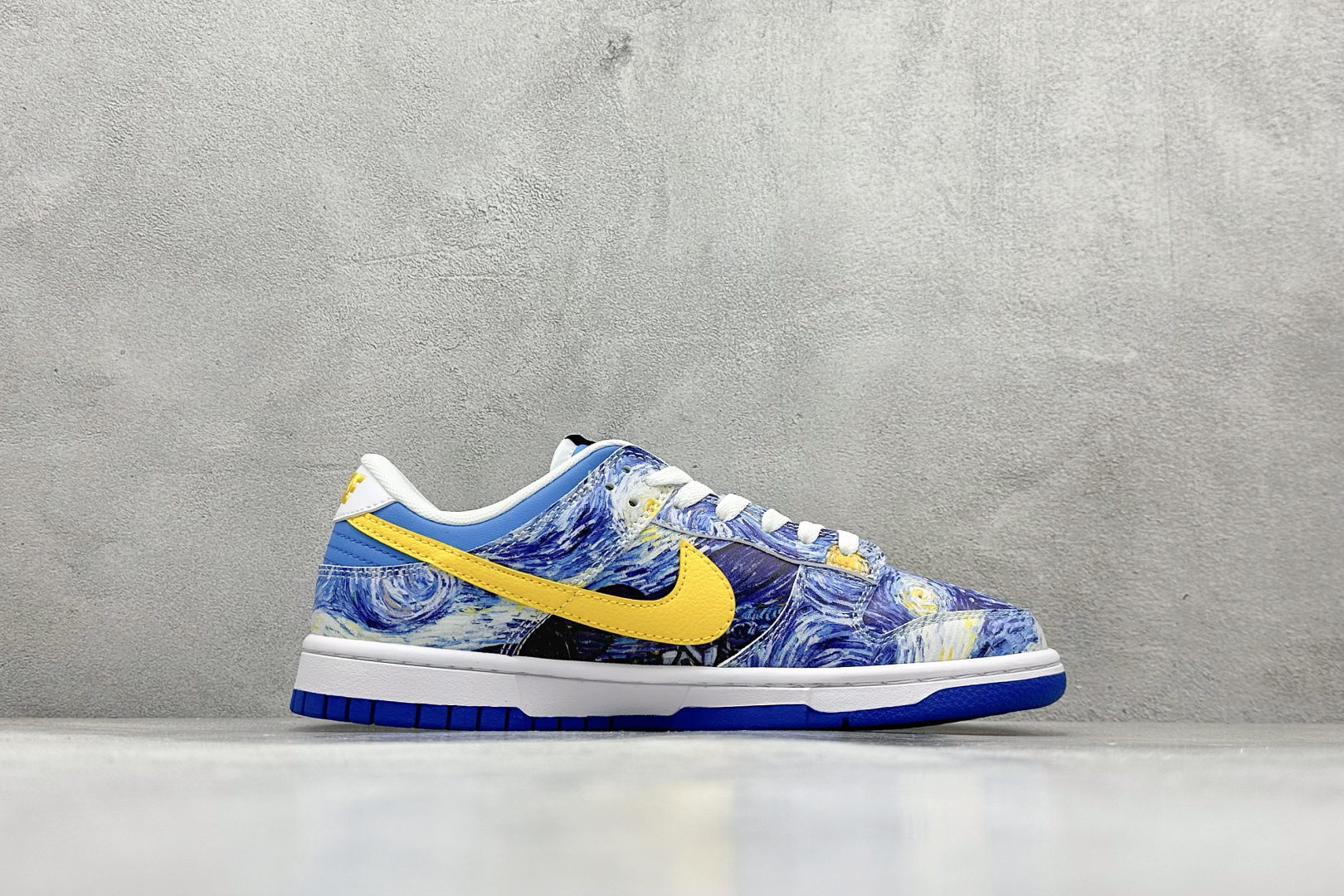 福利特价 放店私
Nk SB Dunk Low Pro 联名周年高端定制 低帮休闲板鞋
#定制鞋盒 大厂