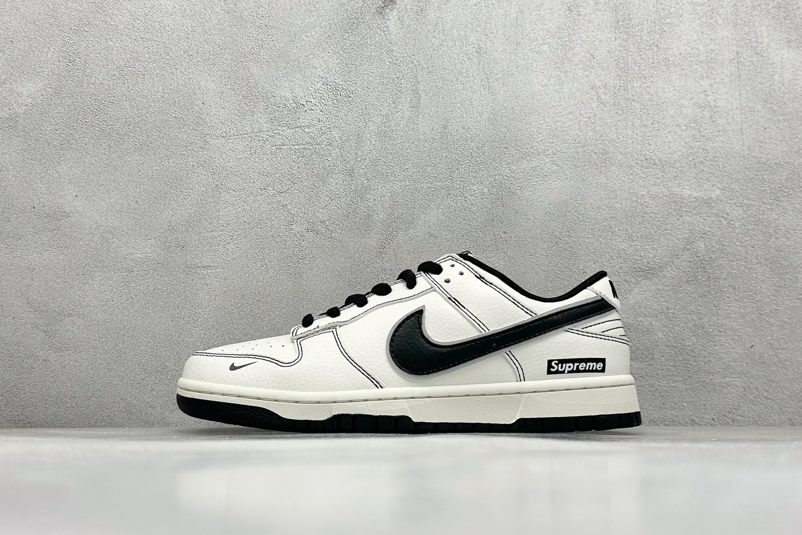 福利特价 放店私
Nk SB Dunk Low Pro 联名周年高端定制 低帮休闲板鞋
#定制鞋盒 大厂