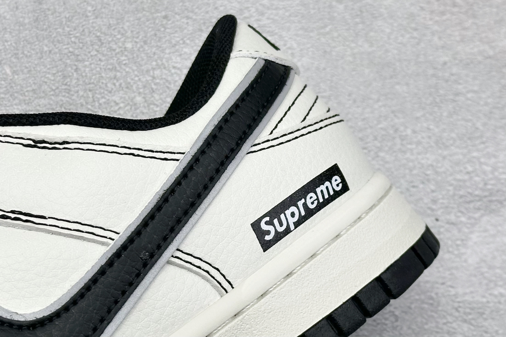 福利特价 放店私
Nk SB Dunk Low Pro 联名周年高端定制 低帮休闲板鞋
#定制鞋盒 大厂