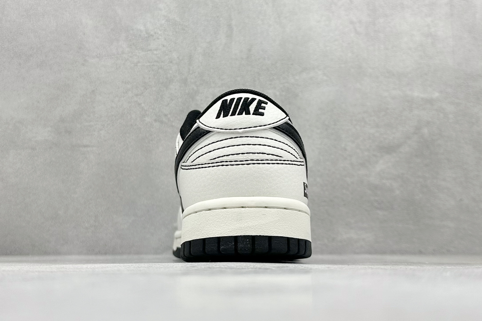 福利特价 放店私
Nk SB Dunk Low Pro 联名周年高端定制 低帮休闲板鞋
#定制鞋盒 大厂