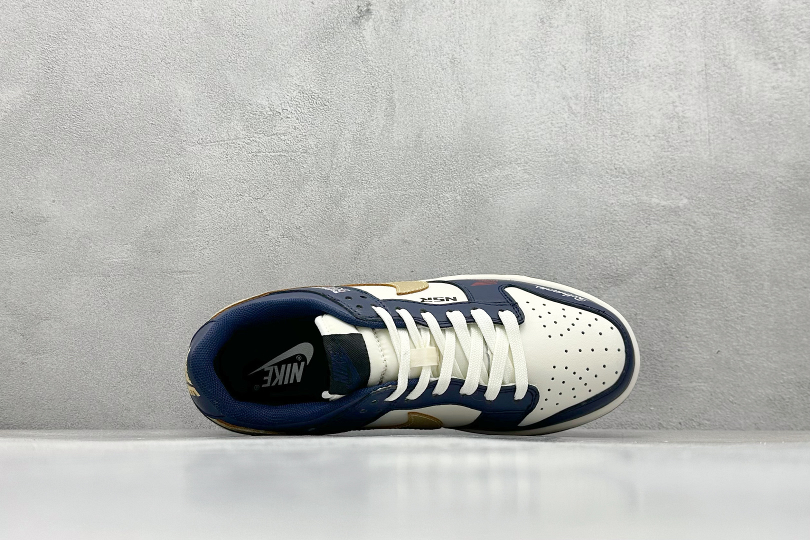 福利特价 放店私
Nk SB Dunk Low Pro 联名周年高端定制 低帮休闲板鞋
#定制鞋盒 大厂