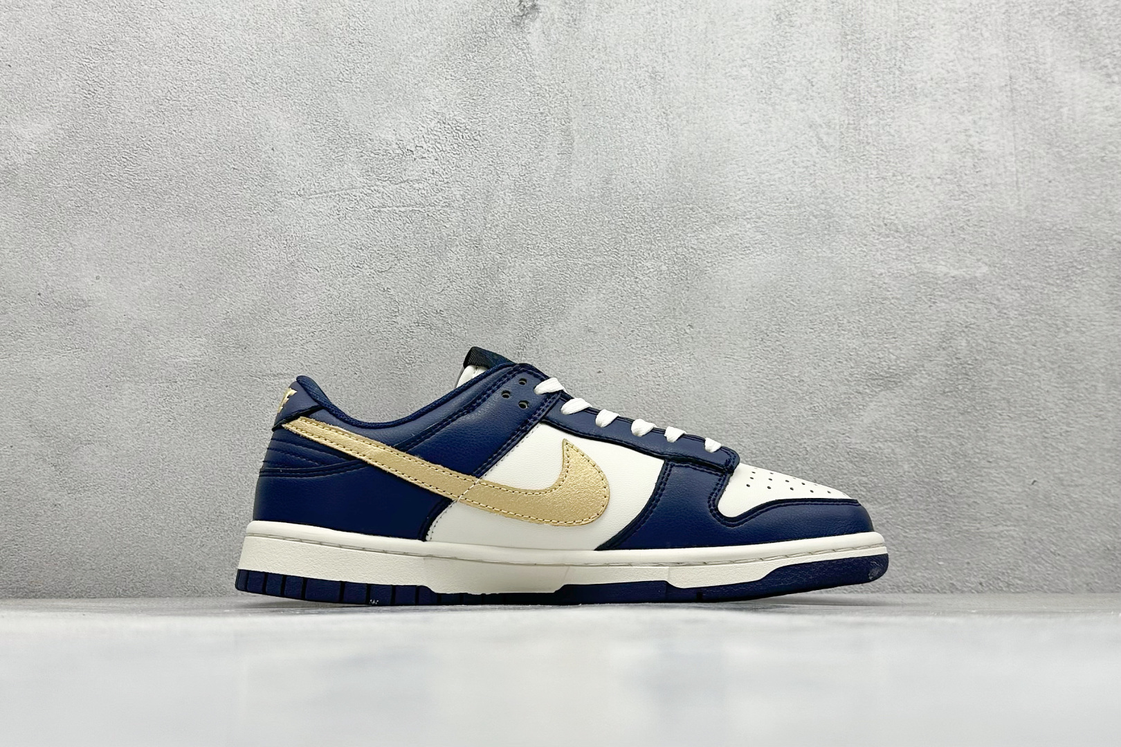 福利特价 放店私
Nk SB Dunk Low Pro 联名周年高端定制 低帮休闲板鞋
#定制鞋盒 大厂