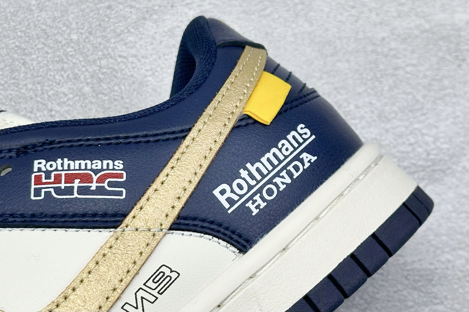 福利特价 放店私
Nk SB Dunk Low Pro 联名周年高端定制 低帮休闲板鞋
#定制鞋盒 大厂