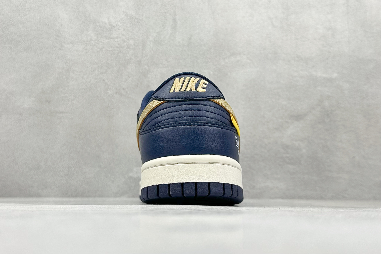 福利特价 放店私
Nk SB Dunk Low Pro 联名周年高端定制 低帮休闲板鞋
#定制鞋盒 大厂