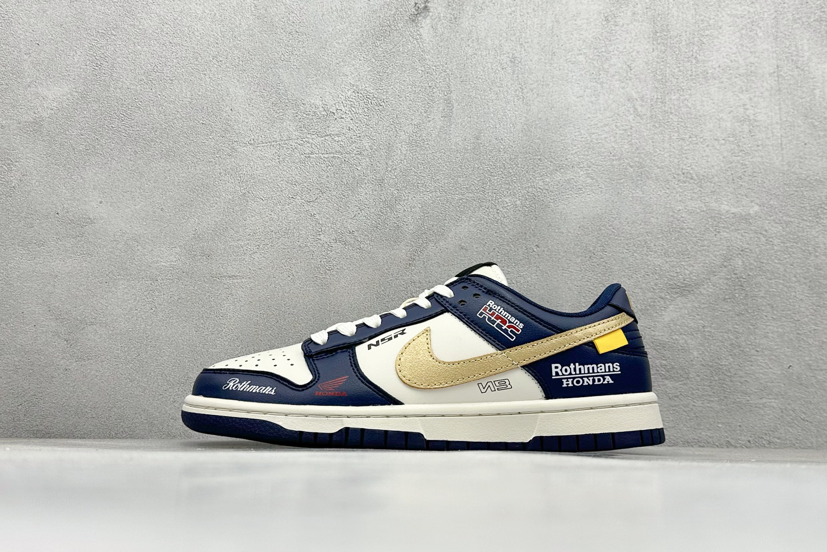 福利特价 放店私
Nk SB Dunk Low Pro 联名周年高端定制 低帮休闲板鞋
#定制鞋盒 大厂