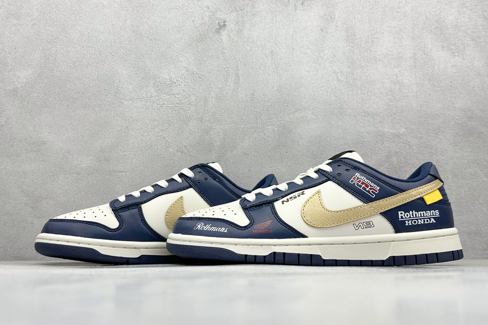 福利特价 放店私
Nk SB Dunk Low Pro 联名周年高端定制 低帮休闲板鞋
#定制鞋盒 大厂