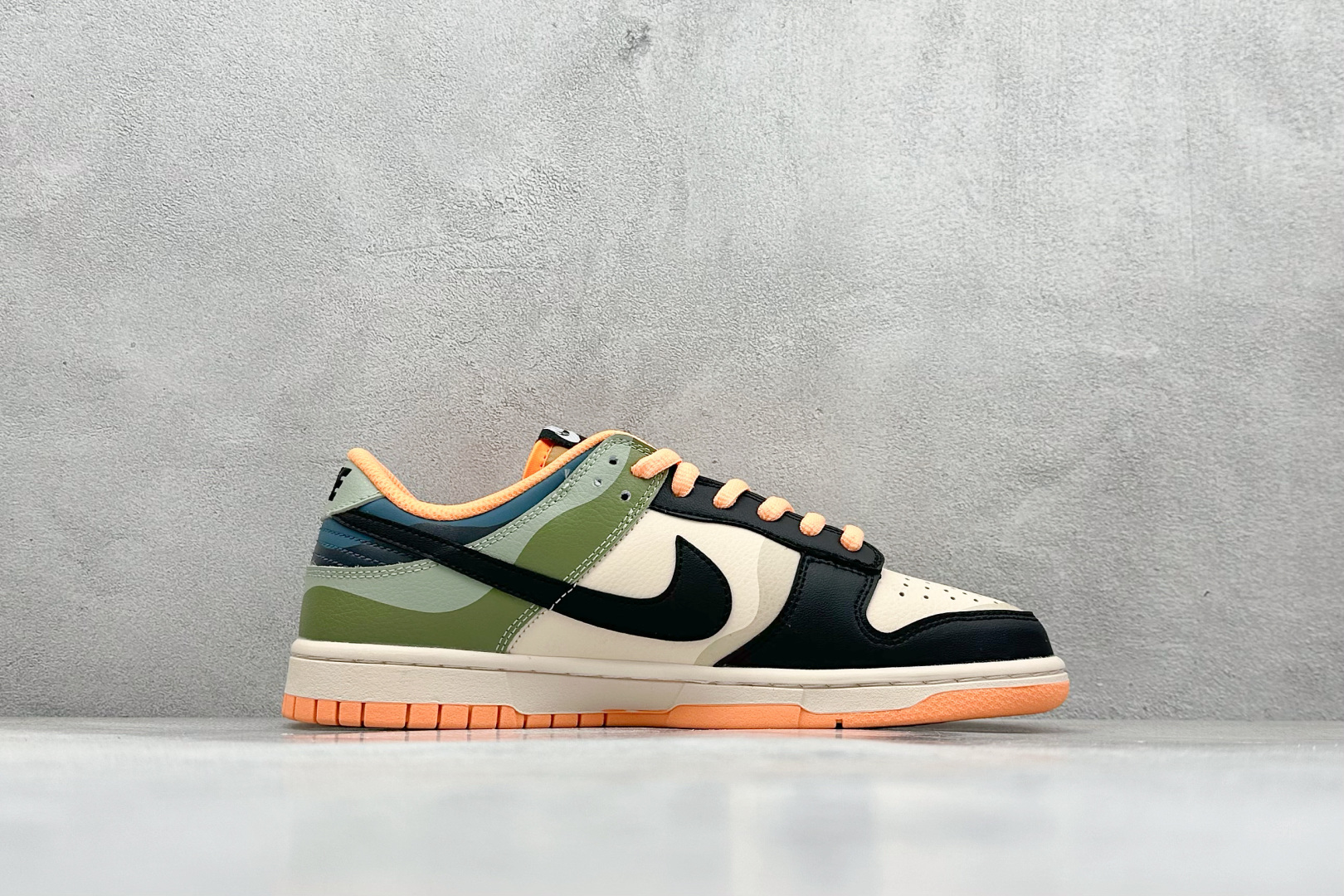 福利特价 放店私
Nk SB Dunk Low Pro 联名周年高端定制 低帮休闲板鞋
#定制鞋盒 大厂