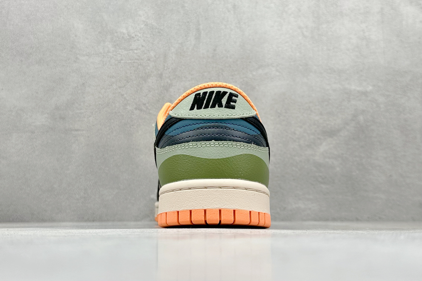 福利特价 放店私
Nk SB Dunk Low Pro 联名周年高端定制 低帮休闲板鞋
#定制鞋盒 大厂