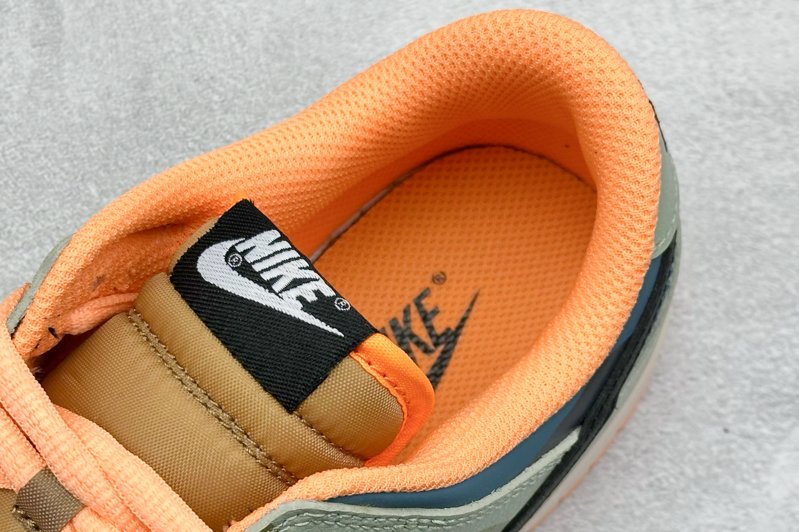 福利特价 放店私
Nk SB Dunk Low Pro 联名周年高端定制 低帮休闲板鞋
#定制鞋盒 大厂