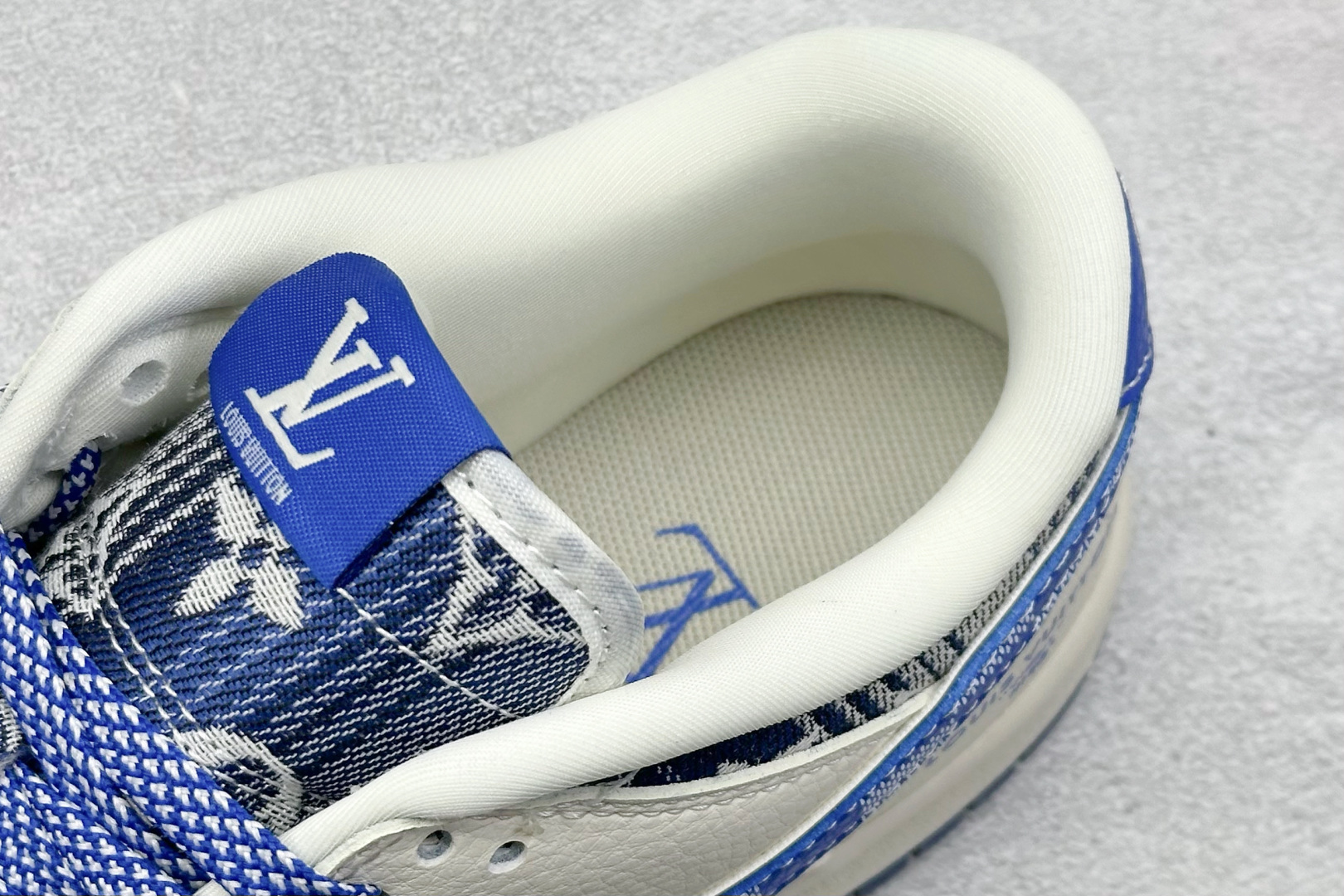 240 Nike SB Dunk Low “路易威登LV联名---米白蓝帆布印花”  低帮休闲板鞋 DS6608-004