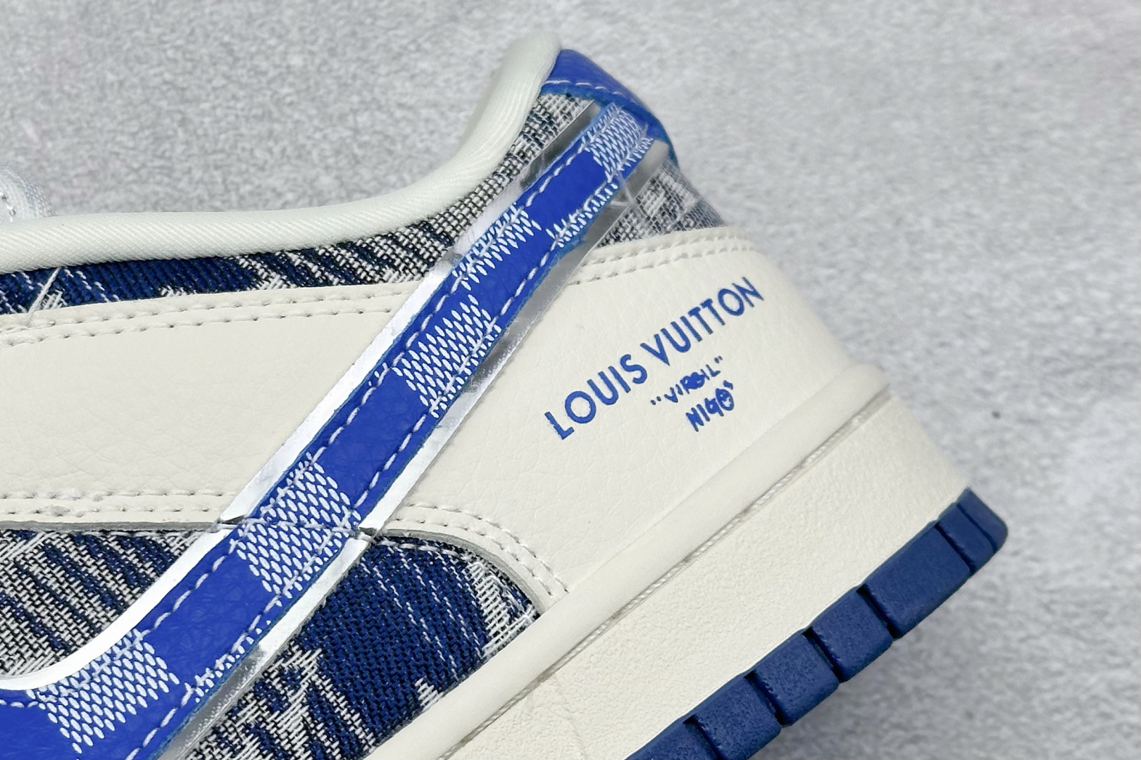 240 Nike SB Dunk Low “路易威登LV联名---米白蓝帆布印花”  低帮休闲板鞋 DS6608-004