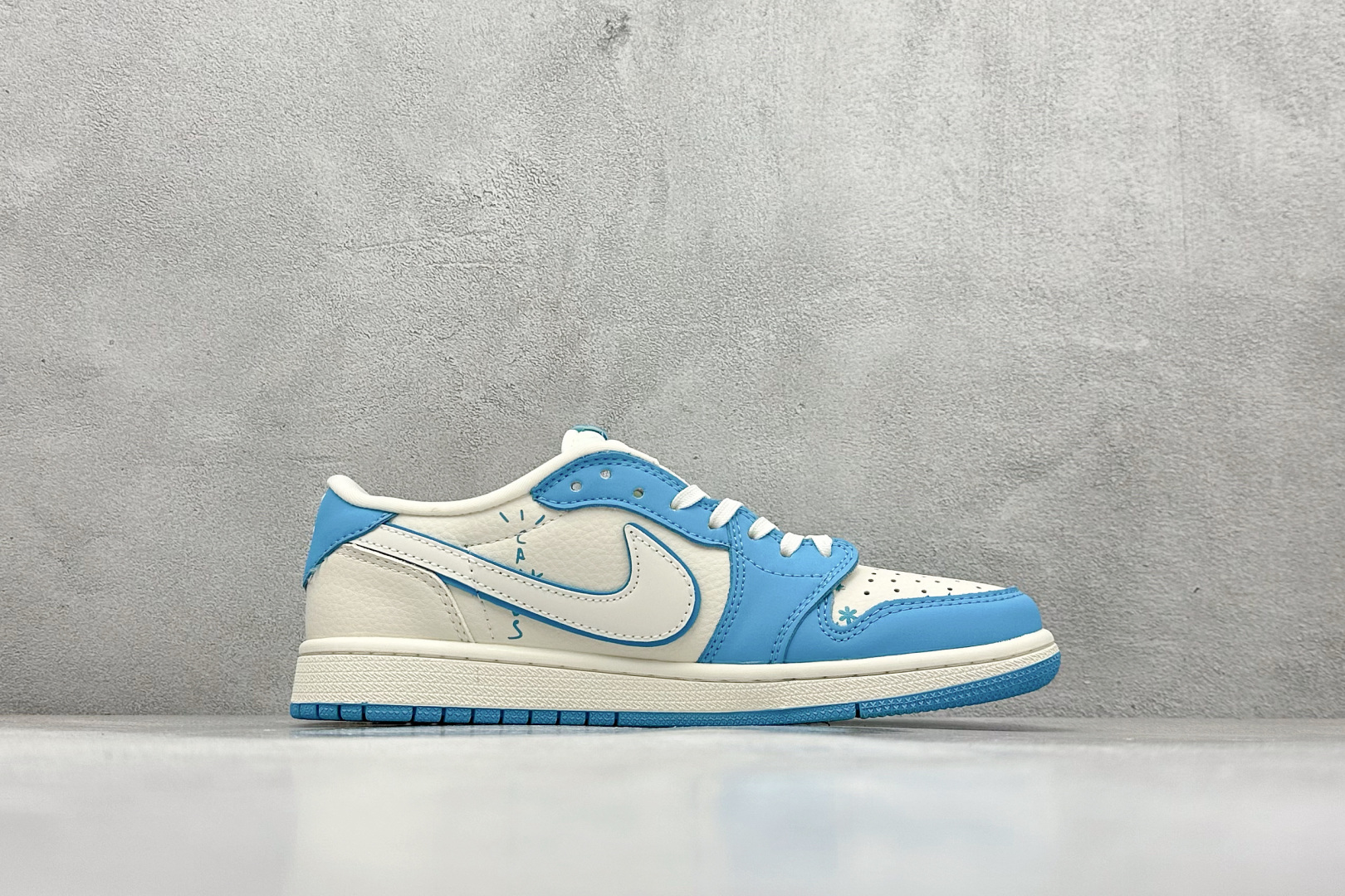 240 Travis Scott x Nike Air Jordan 1 Low x LABUBU涂鸦 Air Jordan 1 Low 反转蓝白拉布布倒钩  XB1979-021