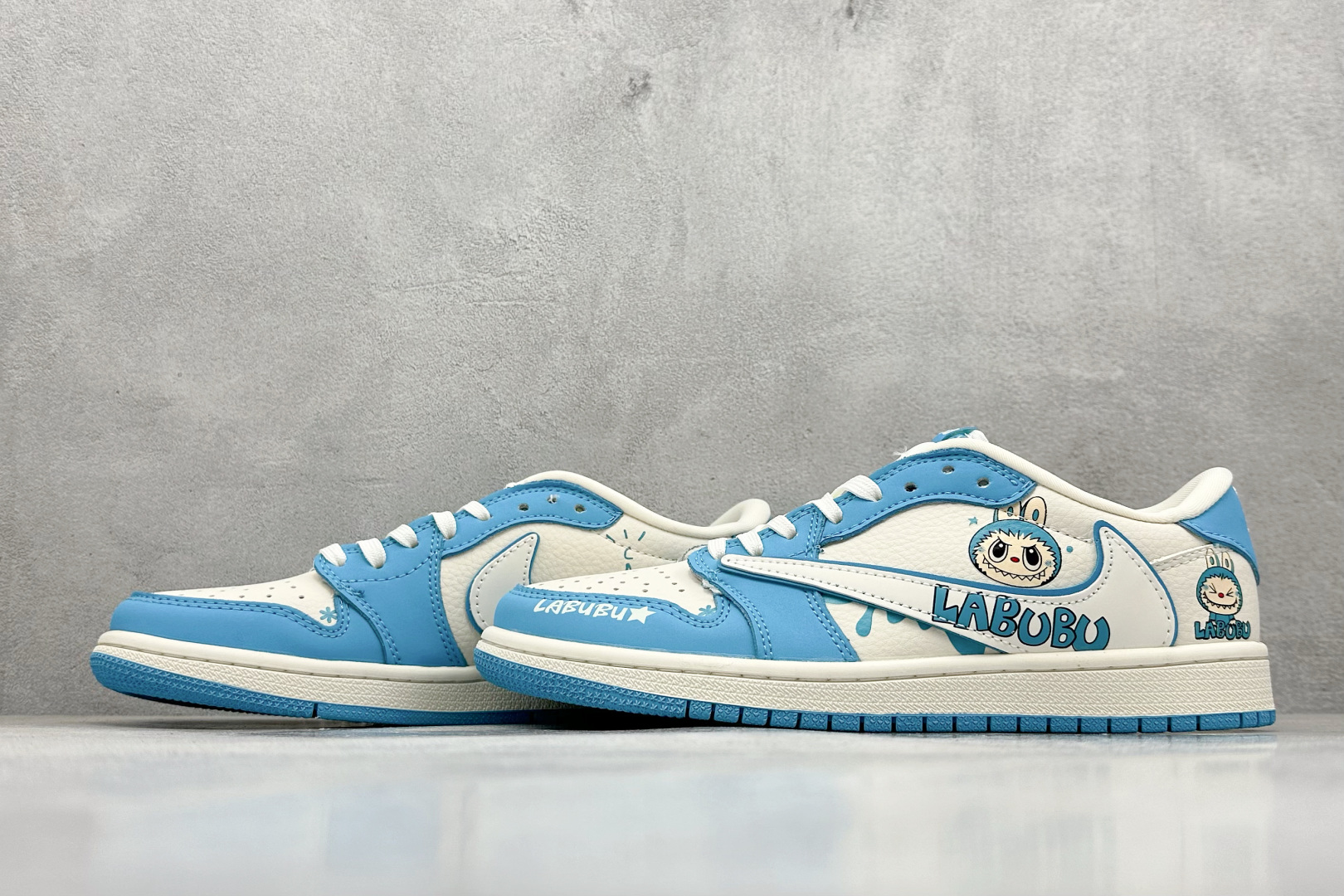 240 Travis Scott x Nike Air Jordan 1 Low x LABUBU涂鸦 Air Jordan 1 Low 反转蓝白拉布布倒钩  XB1979-021