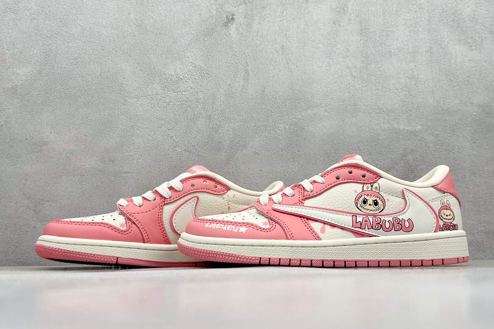 240 Travis Scott x Nike Air Jordan 1 Low x LABUBU涂鸦 Air Jordan 1 Low 反转粉白拉布布倒钩  XB1979-020