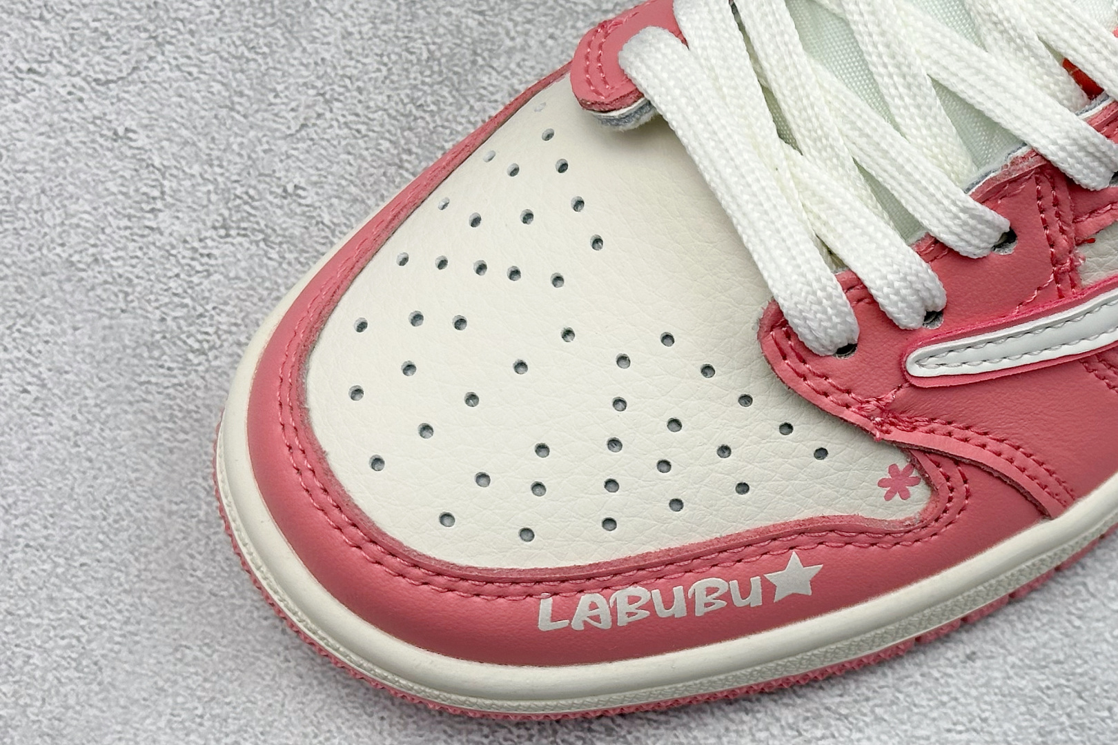 240 Travis Scott x Nike Air Jordan 1 Low x LABUBU涂鸦 Air Jordan 1 Low 反转粉白拉布布倒钩  XB1979-020