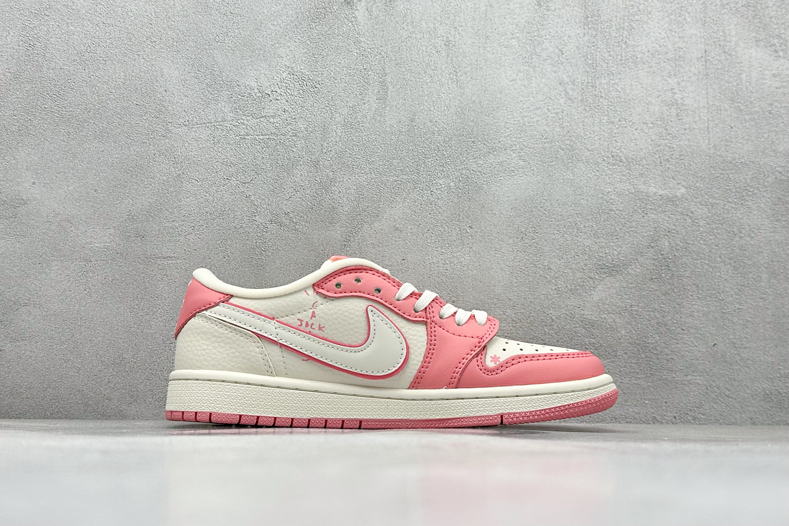 240 Travis Scott x Nike Air Jordan 1 Low x LABUBU涂鸦 Air Jordan 1 Low 反转粉白拉布布倒钩  XB1979-020