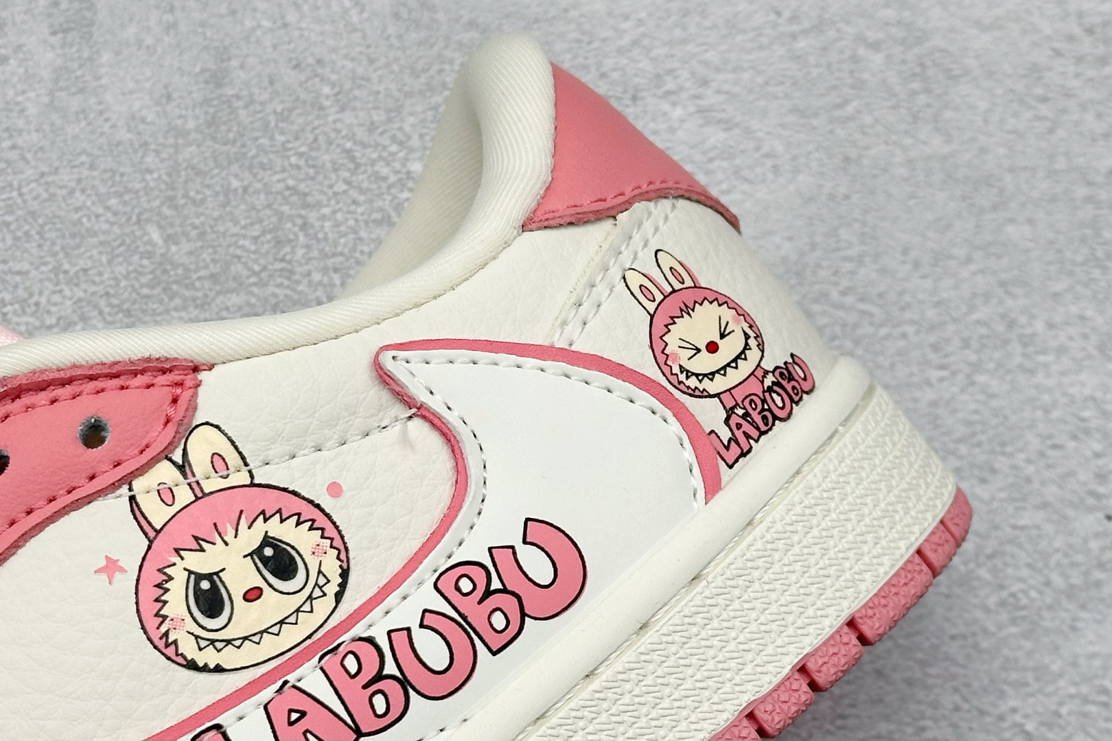 240 Travis Scott x Nike Air Jordan 1 Low x LABUBU涂鸦 Air Jordan 1 Low 反转粉白拉布布倒钩  XB1979-020