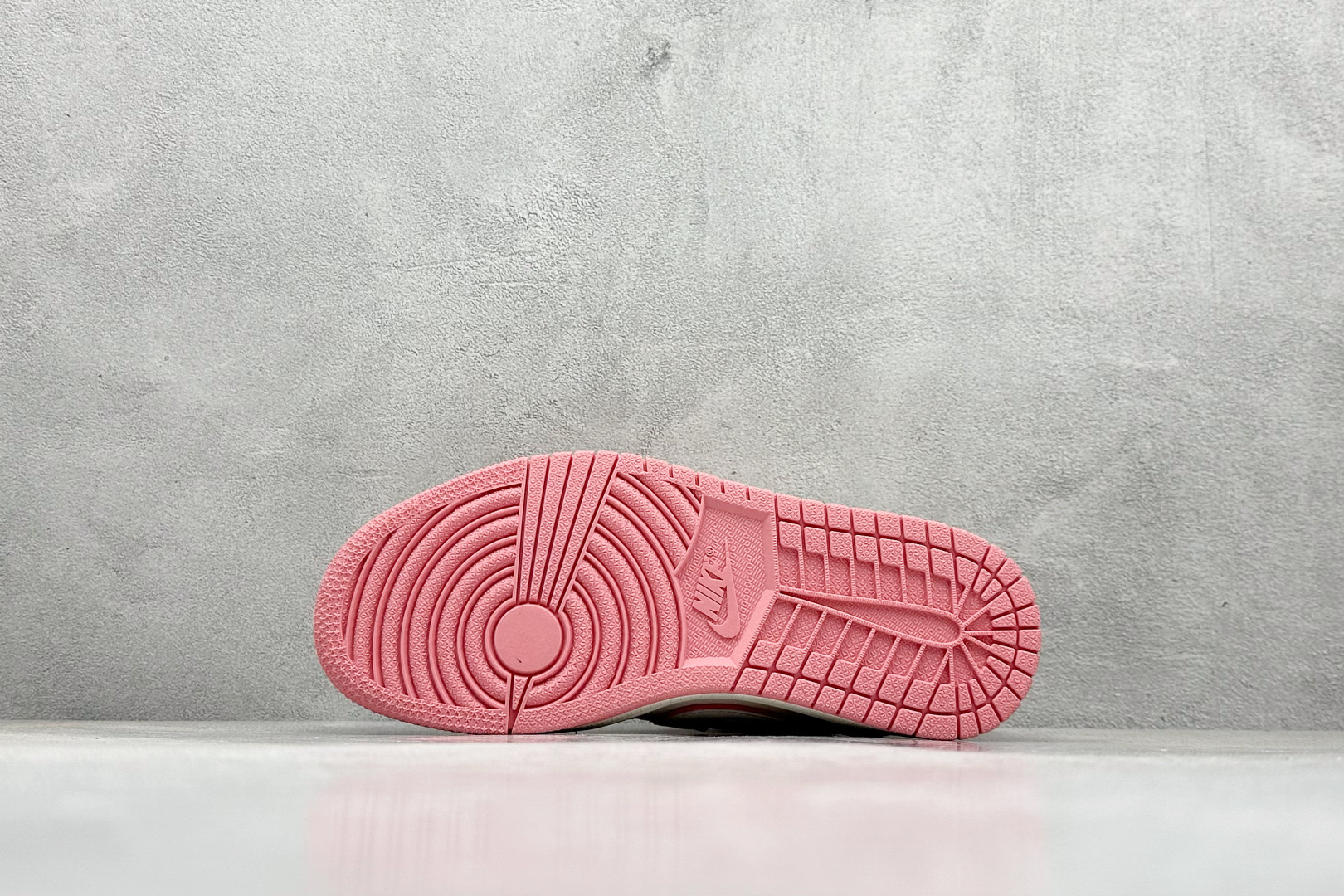 240 Travis Scott x Nike Air Jordan 1 Low x LABUBU涂鸦 Air Jordan 1 Low 反转粉白拉布布倒钩  XB1979-020