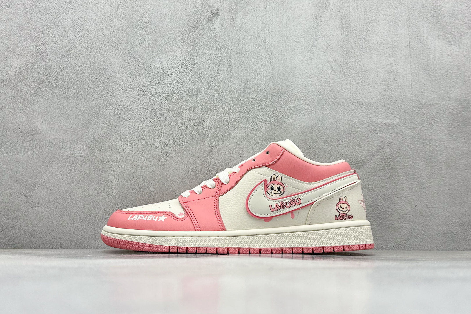 280 XC版Air Jordan 1 Retro Low x LABUBU 米粉拉布布 QR2025-007