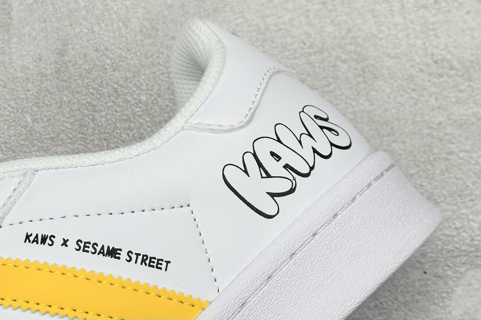 220 AD Originals Superstar x KAWS 白蓝  BZ2537