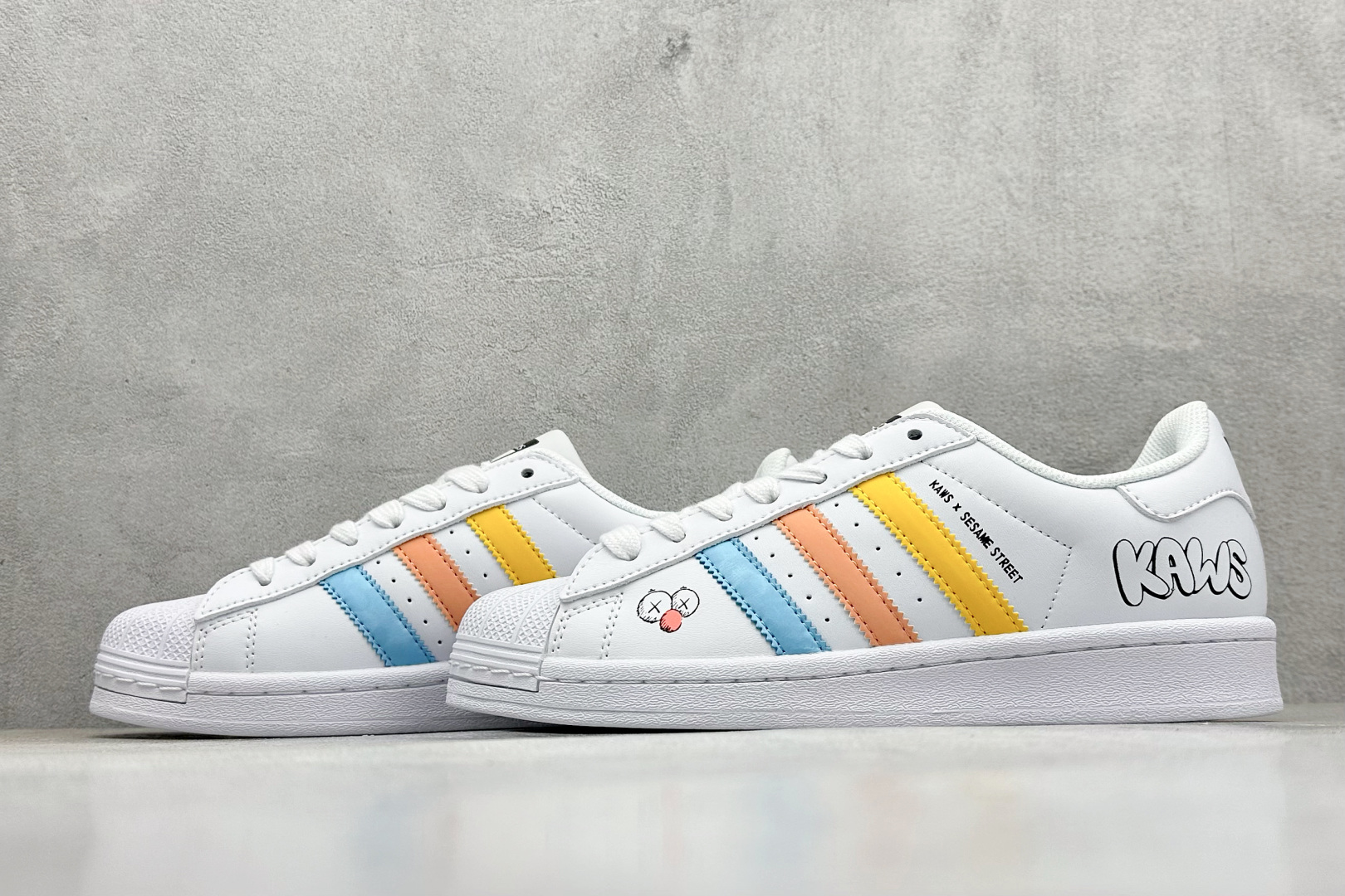 220 AD Originals Superstar x KAWS 白蓝  BZ2537