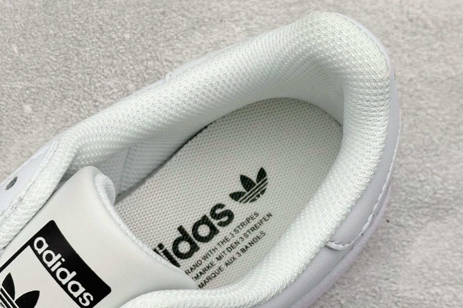 220 AD Originals Superstar x KAWS 白蓝  BZ2537