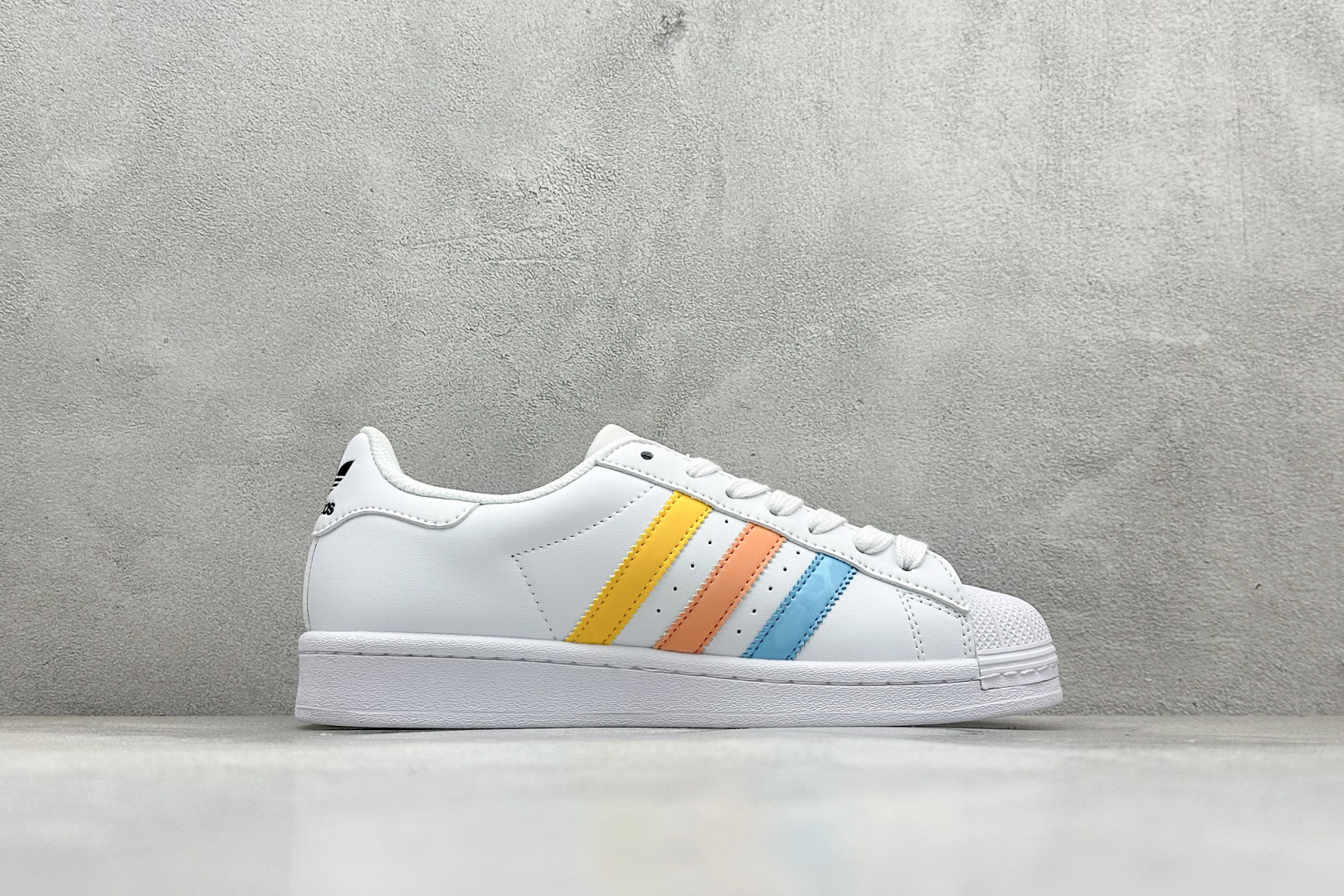 220 AD Originals Superstar x KAWS 白蓝  BZ2537