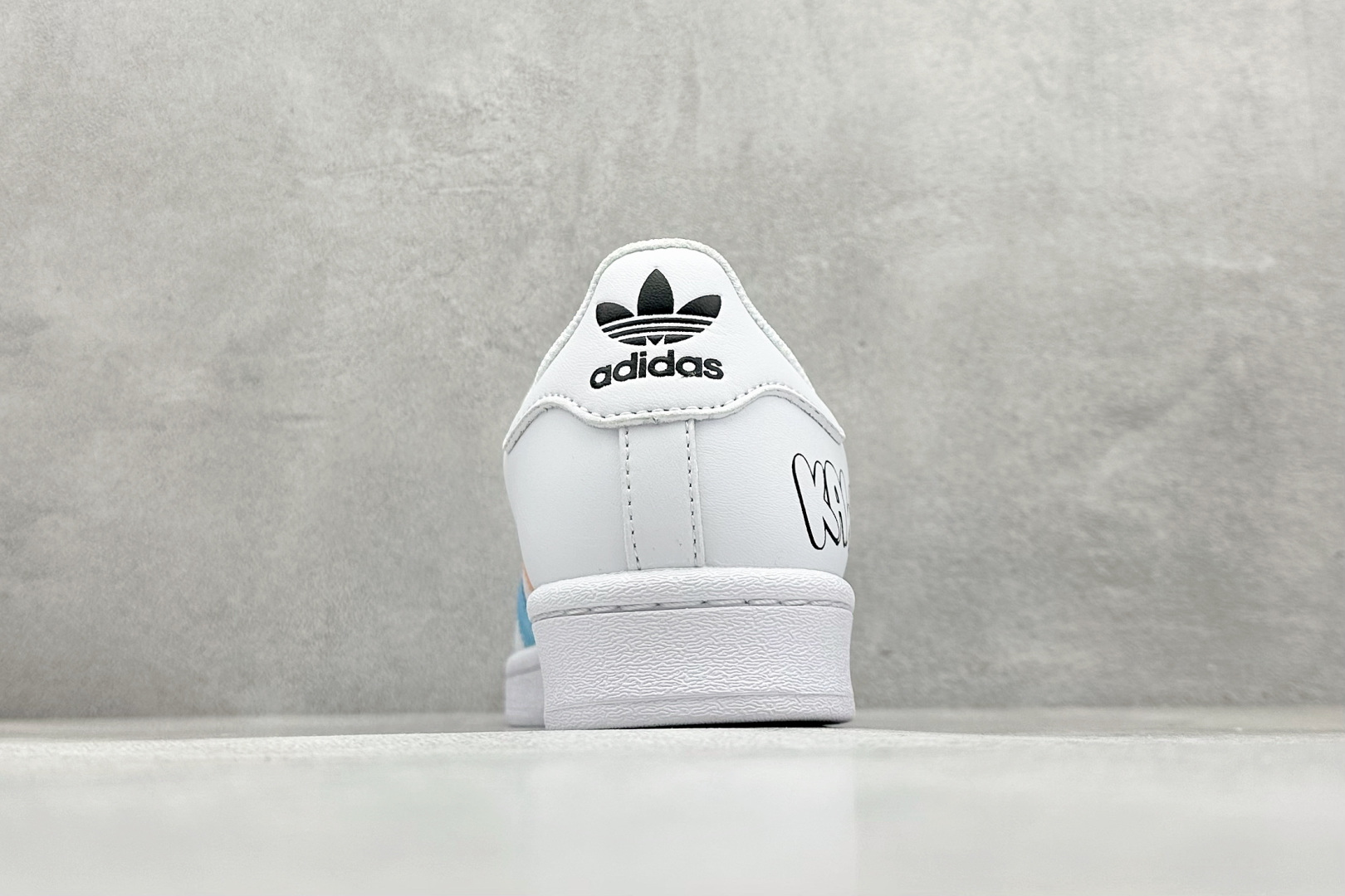 220 AD Originals Superstar x KAWS 白蓝  BZ2537