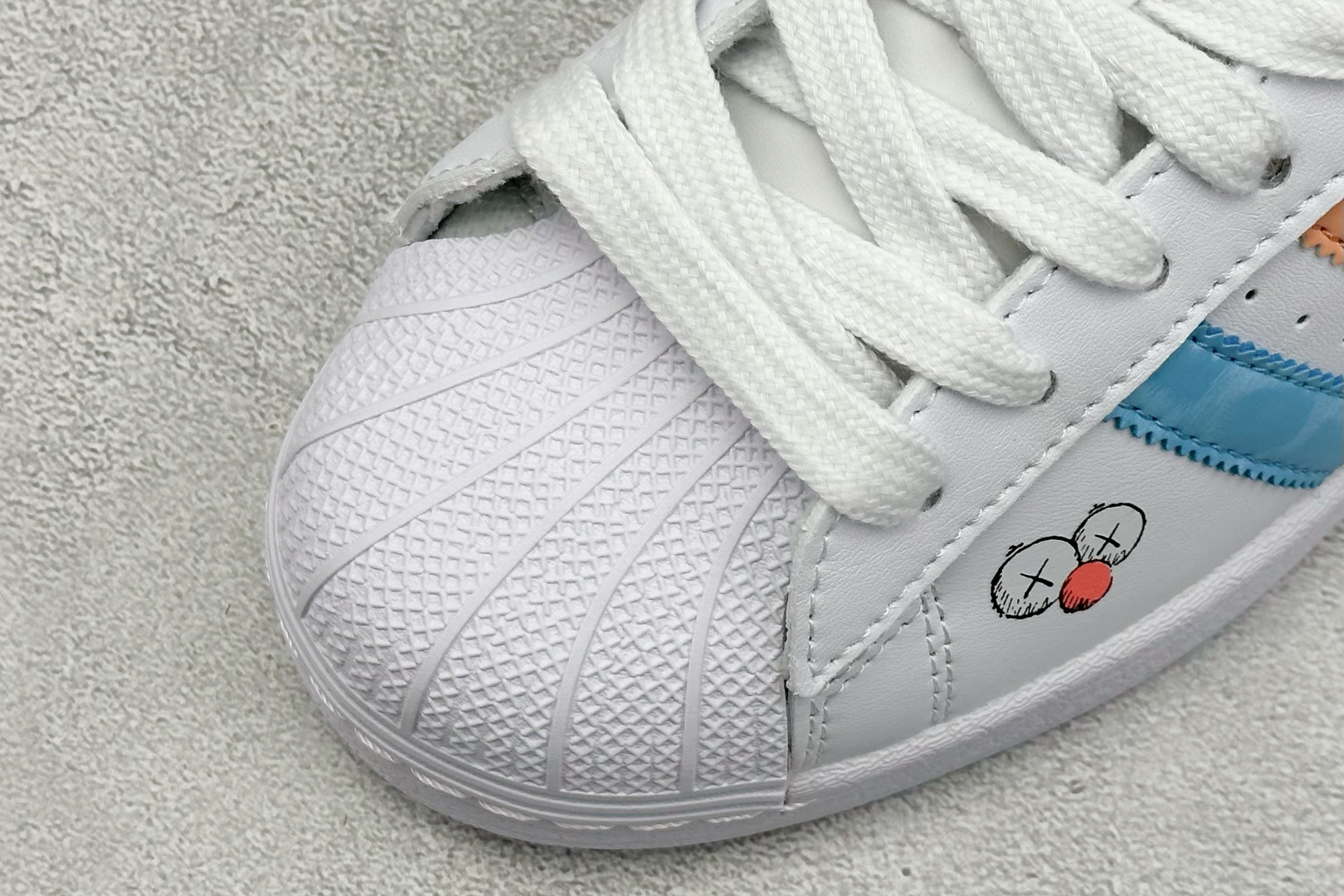 220 AD Originals Superstar x KAWS 白蓝  BZ2537