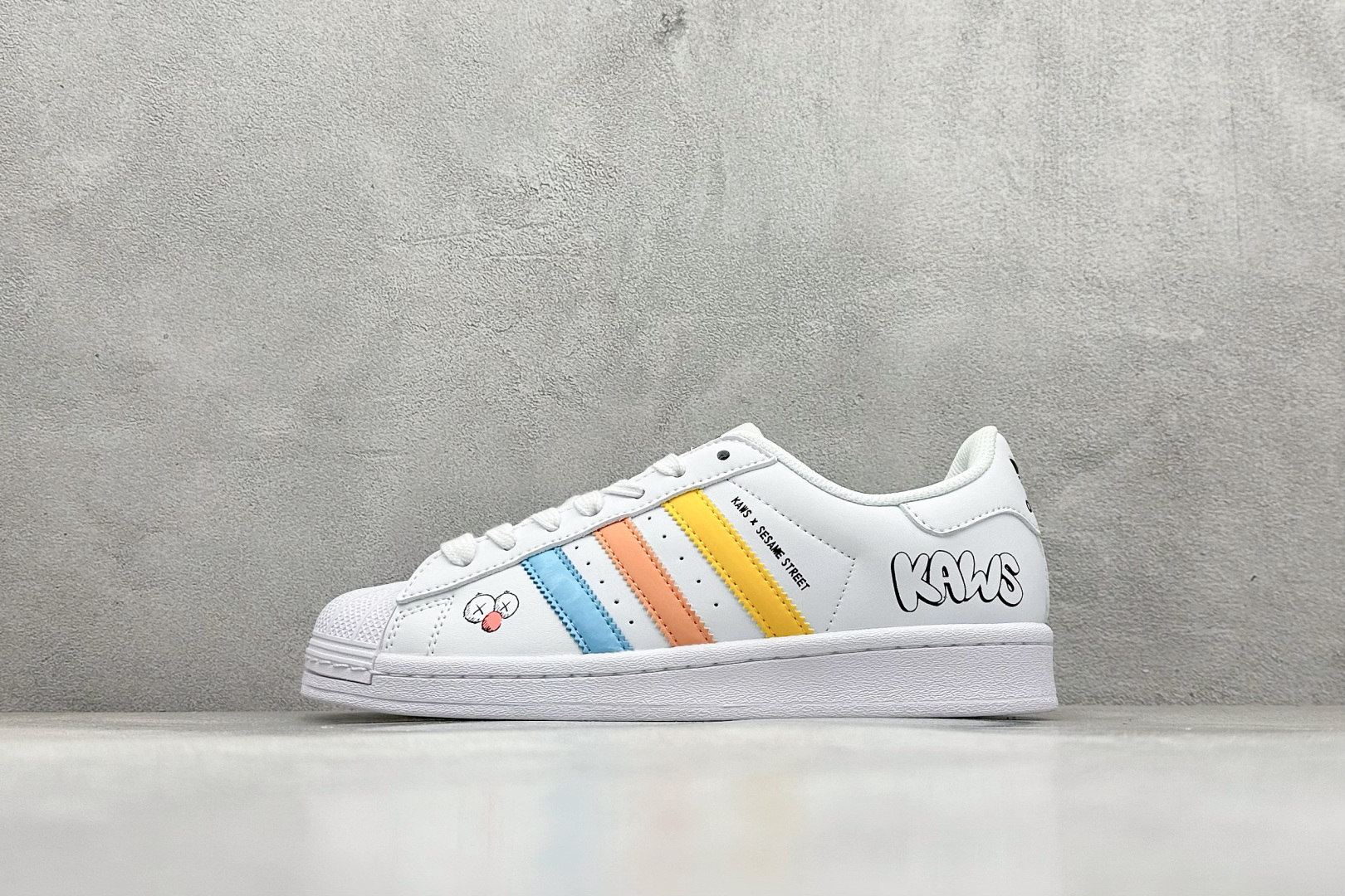 220 AD Originals Superstar x KAWS 白蓝  BZ2537