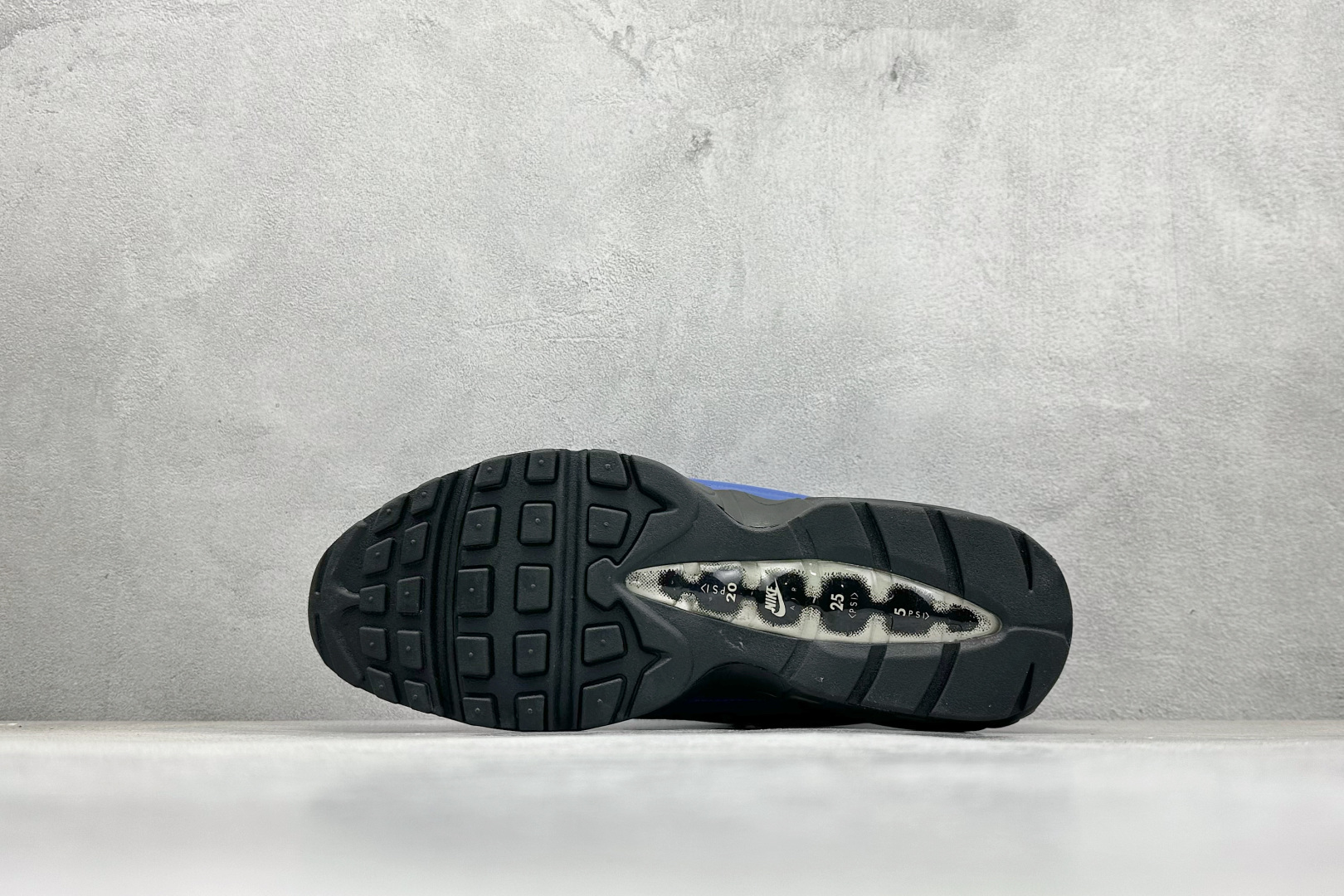  放店私
NIKE AIR MAX 95 LUX 耐克 气垫复古慢跑百搭鞋休闲运动鞋
这双鞋采用前脚掌开