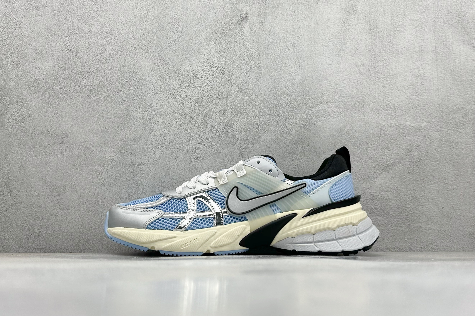 NO:341189,[Spot] Terminal store GS version NK V2K Run shock-absorbing and anti-slip retro low-top running shoes. Large area of ​​mesh is used on the material. Leather TPU is composed of good support and breathability. The midsole is made of Cushlon foam to ensure that it can provide an excellent foot feeling when pressing the road. It also highlights the retro feeling through the old-hand oxidation effect. The midsole shape is easy to remind everyone of Balenciaga 3XL. The height-enhancing effect cannot be ignored. Item number HF1876-Size 36-45 Code 27, sports shoes series, balenciaga, sneakers19860909【現貨】 终端放店 GS版 NK V2K Run 减震防滑复古低帮跑步鞋 材质上使用大面积网眼 皮革 TPU 组成 支撑和透气性肯定不错 中底处由 Cushlon 泡绵打造 保证在压马路时可以提供优秀脚感 并通过一手做旧氧化效果突出复古感 中底造型很容易让大家联想到巴黎世家3XL 增高效果同样不能忽视 货号HF1876- 尺码36-45 编码27,运动鞋系列,balenciaga,sneakers,Men's shoes