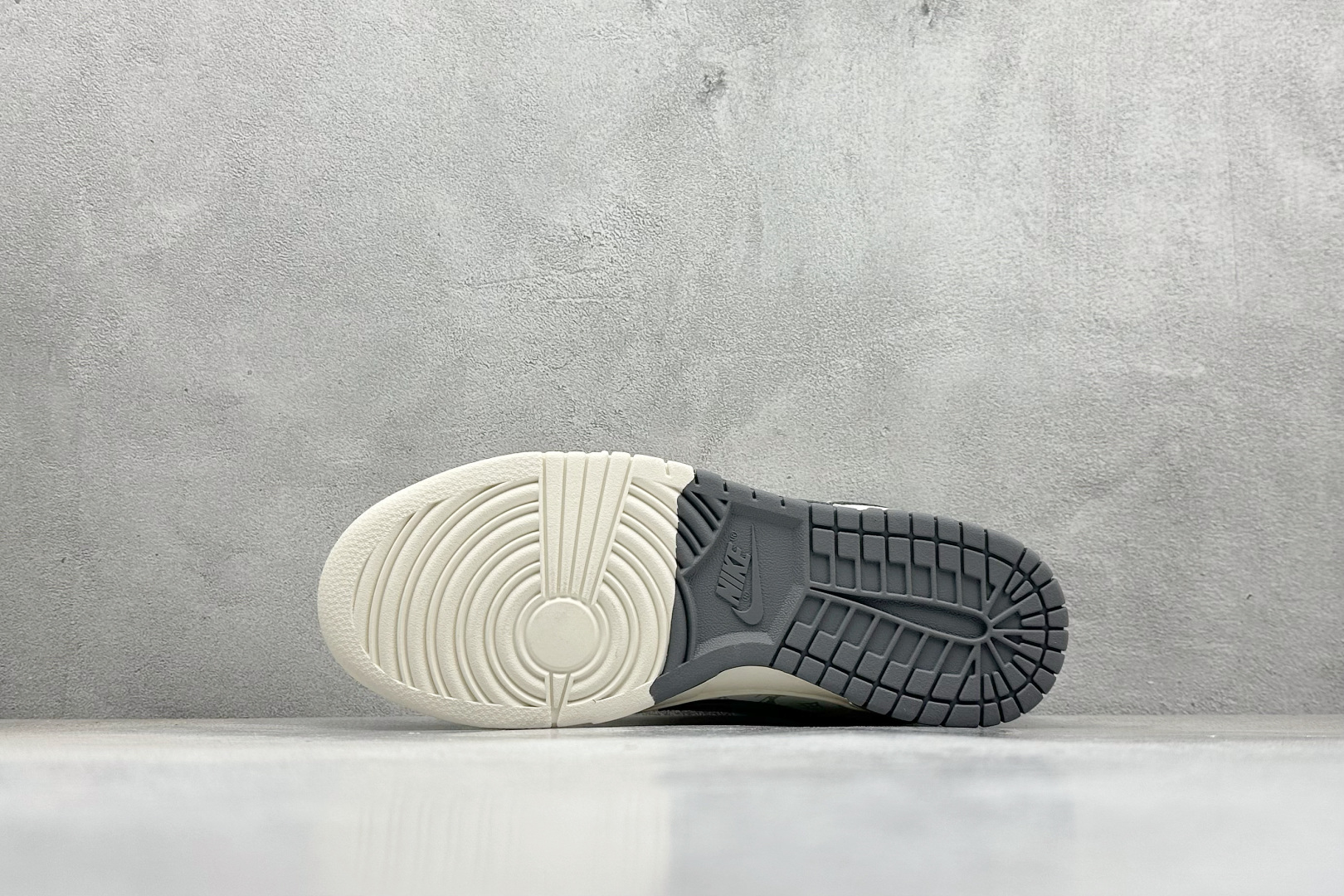 280 XC版Nike SB Dunk Low x Louis Vuitt灰白  CX5050-Y02