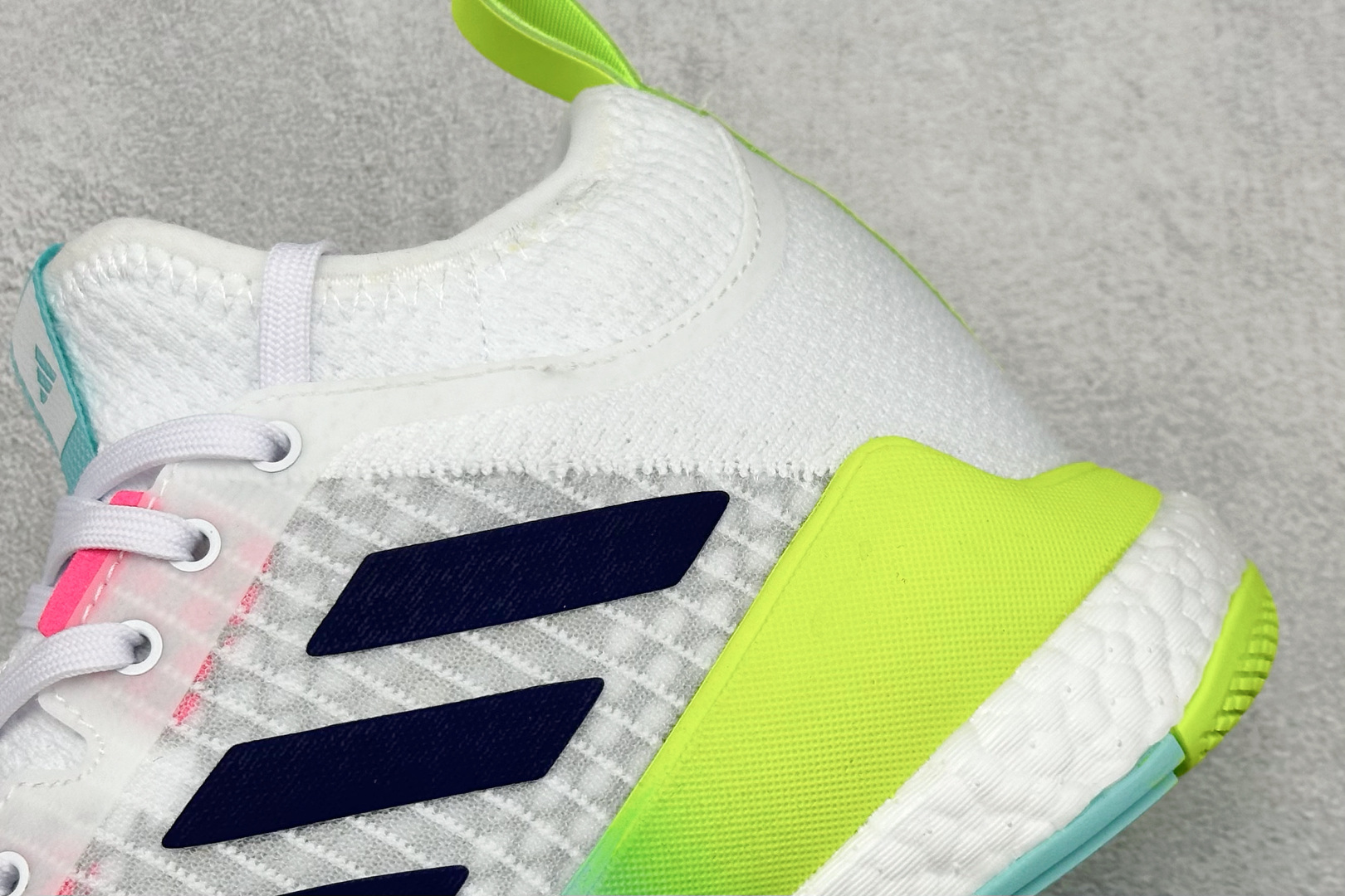 220 ADIDCRAZYFLIGHT MID 运动鞋 减震防滑 针织网面设计  HP3337