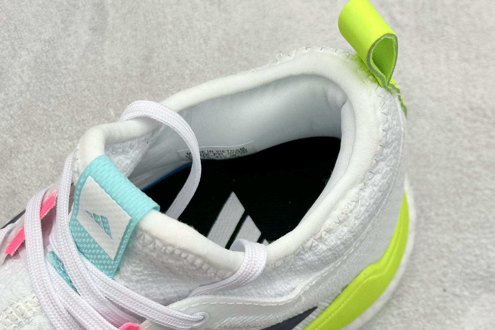 220 ADIDCRAZYFLIGHT MID 运动鞋 减震防滑 针织网面设计  HP3337