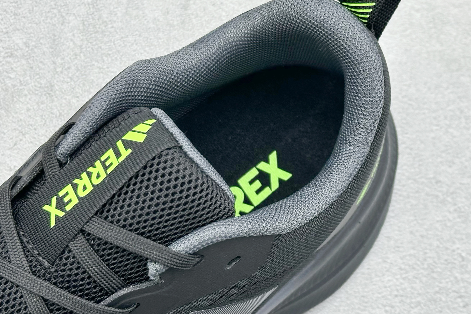 180 AD TERREX GORE-TEX 网布透气轻便低帮跑步鞋 D68974