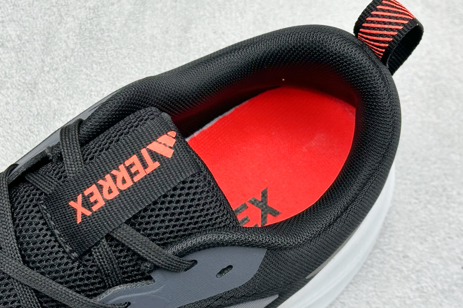 180 AD TERREX GORE-TEX 网布透气轻便低帮跑步鞋 D68973