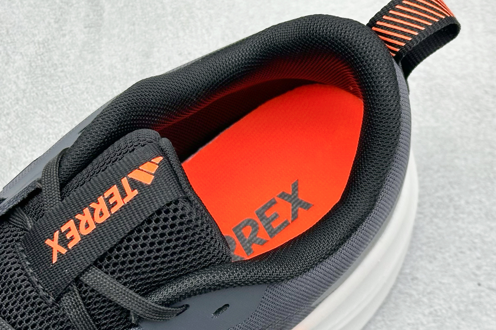 180 AD TERREX GORE-TEX 网布透气轻便低帮跑步鞋 D68979
