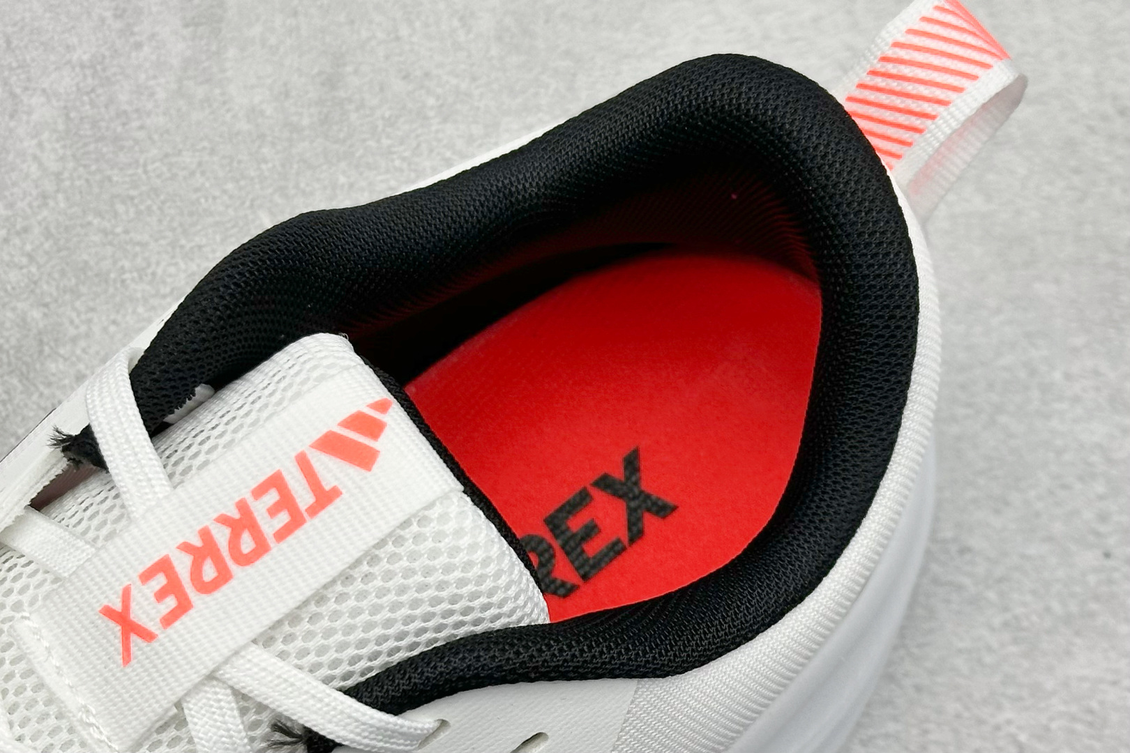 180 AD TERREX GORE-TEX 网布透气轻便低帮跑步鞋 D68977